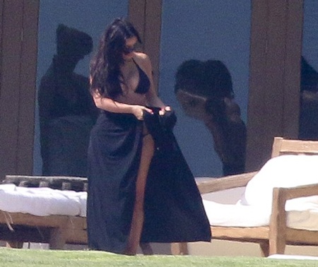 Kim Kardashian diện áo tắm lộ dáng nảy nở - 5 Kim Kardashian