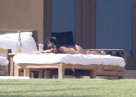 Kim Kardashian diện áo tắm lộ dáng nảy nở - 8 Kim Kardashian