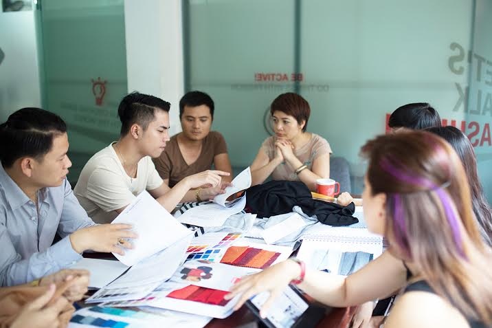 Quán quân Nhà thiết kế thời trang Việt Nam sắp ra mắt bộ sưu tập mới - 5 Nhanh chóng kết hợp cùng các đồng nghiệp đưa ra các ý tưởng cho sản phẩm thu đông 2014 của Canifa