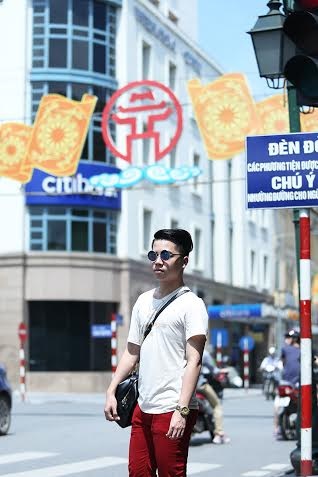 Quán quân Nhà thiết kế thời trang Việt Nam sắp ra mắt bộ sưu tập mới - 8 Chàng trai trẻ tranh thủ đi thăm thú phố phường Hà Nội sau một ngày làm việc