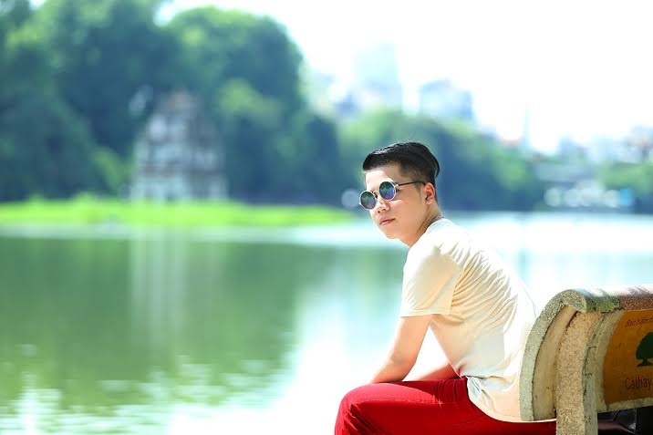 Quán quân Nhà thiết kế thời trang Việt Nam sắp ra mắt bộ sưu tập mới - 9 Chàng trai trẻ tranh thủ đi thăm thú phố phường Hà Nội sau một ngày làm việc
