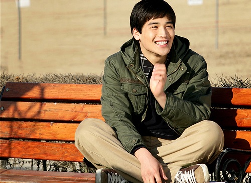 Nụ cười tự nhiên luôn là điểm mạnh giúp Yoo Gun tỏa sáng