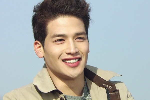 Yoo Gun được sinh ra tại Hoa Kỳ, là cháu trai của nữ ca sĩ nổi tiếng Jo Soo Mi