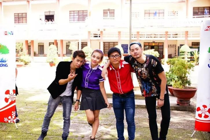 Dương Mạc Anh Quân phấn khích trong “Về trường”