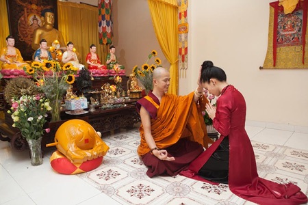 Diễn viên - doanh nhân Hạ My vừa phát tâm quy y Phật giáo - 1 Diễn viên - doanh nhân Hạ My vừa phát tâm quy y Phật giáo