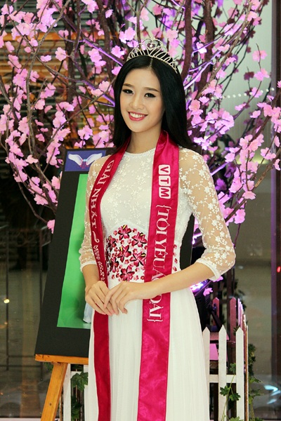 Khánh Vân xinh tươi với áo dài - 1 Khánh Vân xinh tươi với áo dài