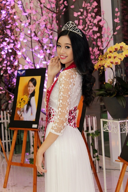 Khánh Vân xinh tươi với áo dài - 2 Khánh Vân chuẩn bị trở thành sinh viên của trường ĐH SKDA TP HCM - khoa diễn viên kịch