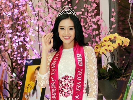 Khánh Vân xinh tươi với áo dài - 4 Khánh Vân trao vương miện cho thí sinh đăng quang Mỹ Khôi.