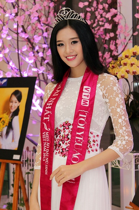 Khánh Vân xinh tươi với áo dài - 5 Khánh Vân trao vương miện cho thí sinh đăng quang Mỹ Khôi.