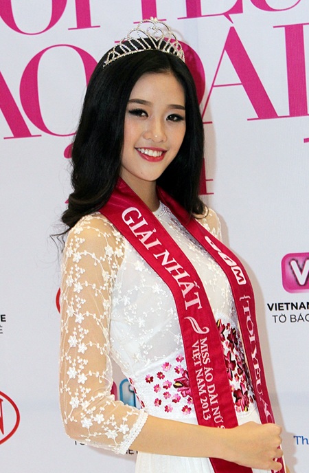 Khánh Vân xinh tươi với áo dài - 6 Khánh Vân trao vương miện cho thí sinh đăng quang Mỹ Khôi.