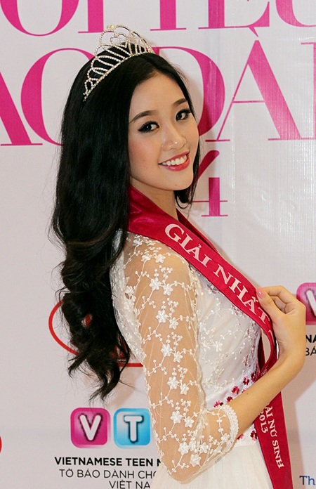 Khánh Vân xinh tươi với áo dài - 7 Khánh Vân trao vương miện cho thí sinh đăng quang Mỹ Khôi.