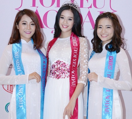 Khánh Vân xinh tươi với áo dài - 8 Khánh Vân trao vương miện cho thí sinh đăng quang Mỹ Khôi.