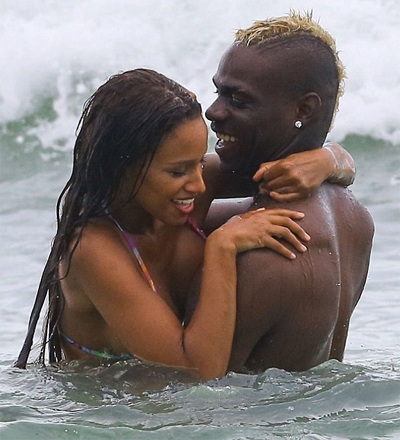Balotelli khoe thân hình lực lưỡng bên bạn gái bốc lửa - 1 VN