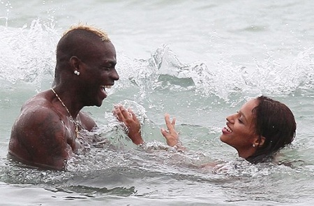 Balotelli khoe thân hình lực lưỡng bên bạn gái bốc lửa - 3 VN
