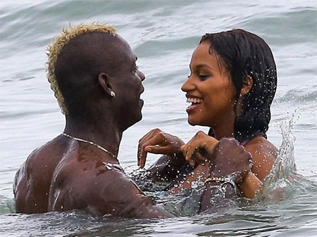 Balotelli khoe thân hình lực lưỡng bên bạn gái bốc lửa - 7 VN