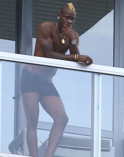 Balotelli khoe thân hình lực lưỡng bên bạn gái bốc lửa - 11 VN