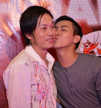 Hoài Lâm dành cho cha nuôi nụ hôn tình cảm