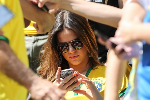 Cô bồ bốc lửa của ngôi sao bóng đá Brazil - 7 VN