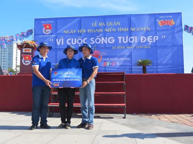 Sơn Spec cùng Quyền Linh làm đẹp môi trường Đà Nẵng - 1 Phía nhà tài trợ-ông Lê Đức Trọng, GĐ nhãn hàng sơn Spec khu vực phía