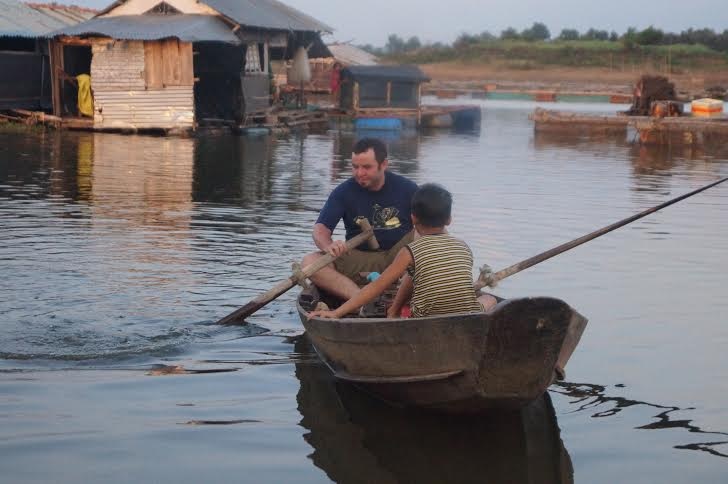 Vì sao du khách không nên tự ý cho động vật tại vườn thú ăn?