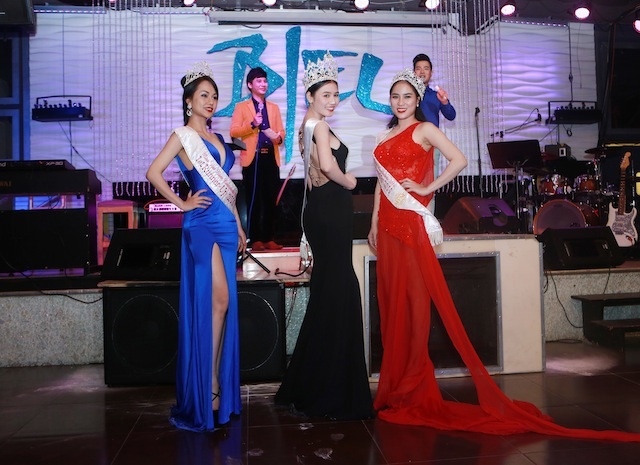 Hoa hậu và các Á hậu diễn catwalk, khoe sắc tại tiệc mừng VIP