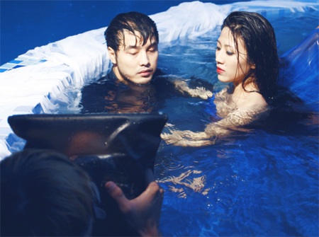 Hình ảnh hậu trường buổi chụp hình của Ưng Hoàng Phúc và Trang Pháp