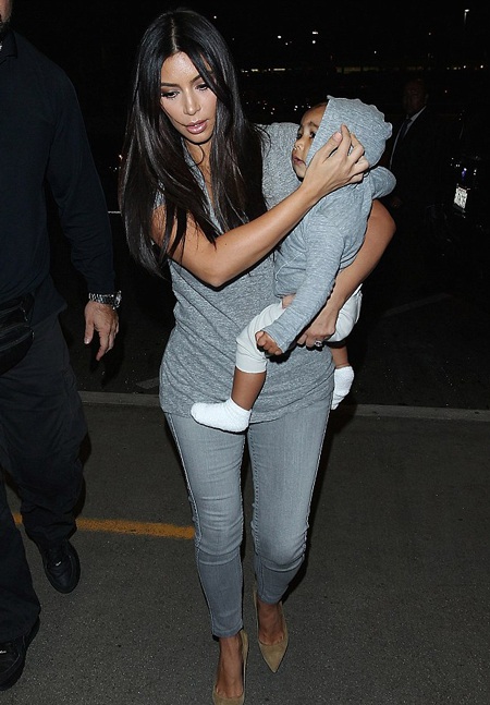 Kim Kardashian và con gái mặc áo đồng màu ra sân bay - 1 Kim Kardashian