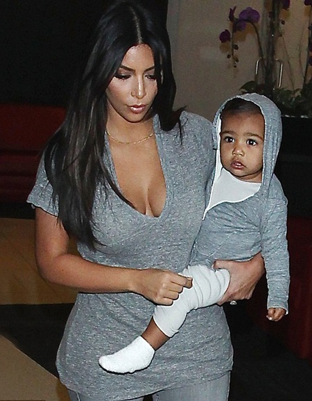 Kim Kardashian và con gái mặc áo đồng màu ra sân bay - 2 Kim Kardashian
