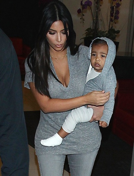 Kim Kardashian và con gái mặc áo đồng màu ra sân bay - 4 Kim Kardashian