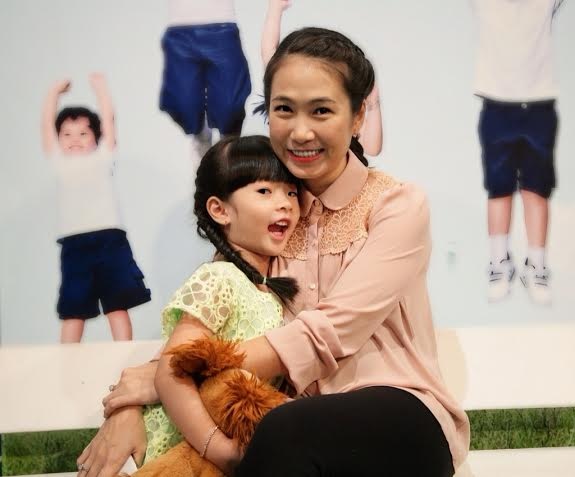 Con Gái MC Thanh Thảo dạn dĩ trước ống kính - 1 Con Gái MC Thanh Thảo dạn dĩ trước ống kính