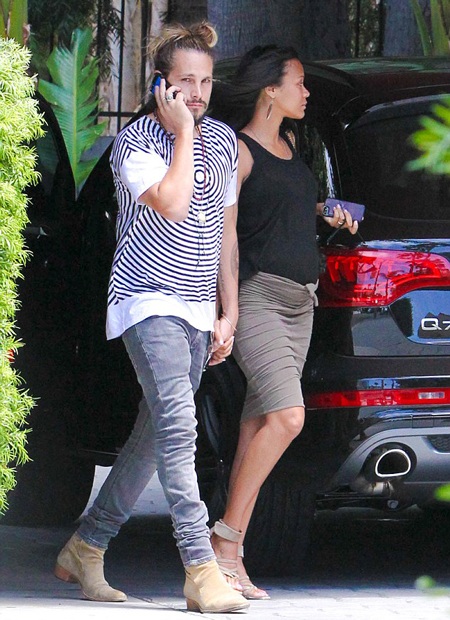Bà bầu Zoe Saldana hạnh phúc sánh đôi bên chồng - 1 Pregnant Zoe Saldana