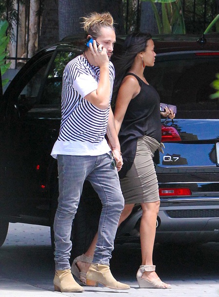 Bà bầu Zoe Saldana hạnh phúc sánh đôi bên chồng - 2 Pregnant Zoe Saldana