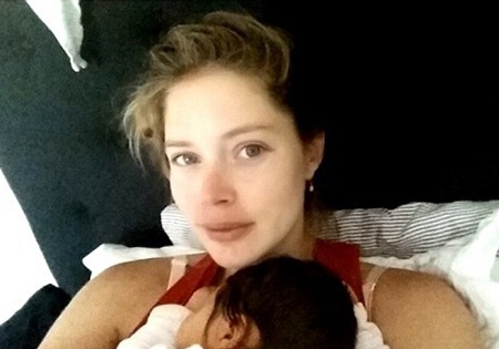Thiên thần áo tắm hạnh phúc khoe con mới sinh - 1 Barefaced Doutzen Kroes