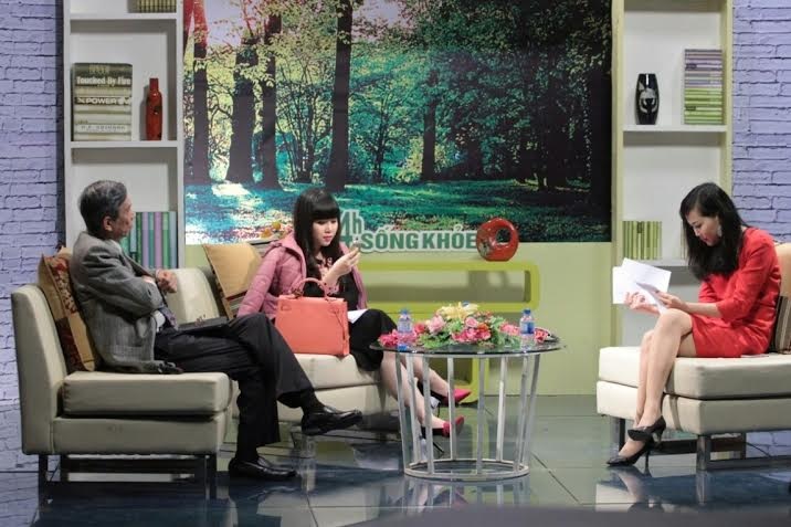 Trương Phương mặc áo rét... hát nhép - 2 Trương Phương trổ tài ca hát trong một chương trình truyền hình