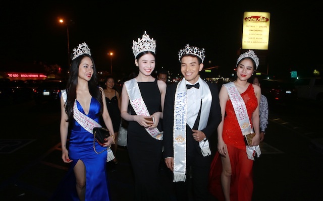Chàng sinh viên Tùng Ngô hạnh phúc khi đoạt danh hiệu Nam vương 2014 - 3 Nhà báo Kỳ Phát - Chủ nhiệm Tạp chí Trẻ Magazine hải ngoại trao giải bình chọn Nam vương