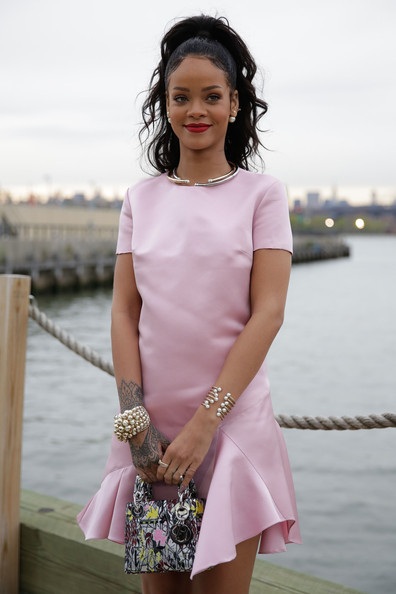 Cô thường xuyên mặc váy lụa trong thời gian này.