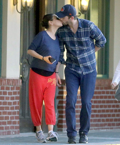 Những khoảnh khắc hạnh phúc của Ashton Kutcher và Mila Kunis - 18 Ashton Kutcher and Mila Kunis'