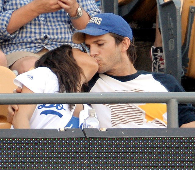 Những khoảnh khắc hạnh phúc của Ashton Kutcher và Mila Kunis - 22 Ashton Kutcher and Mila Kunis'