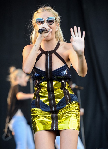 Ca sỹ Anh suýt “lộ hàng” vì nhảy quá sung - 5 Pixie Lott