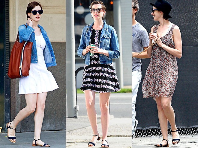 “Sao” và những món đồ “tủ” - 16 Diễn viên Anne Hathway và đôi sandal bệt yêu thích của Stuart Weitzman.