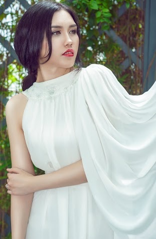 Vợ Minh Tiệp lộng lẫy với váy “nghìn đô” - 4 Gương mặt, mái tóc vợ Minh Tiệp như được thêm quyền lực bởi phù thủy make-up Phương Trang