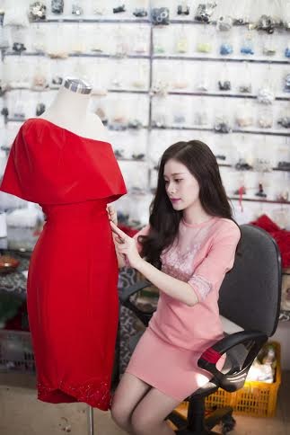 NTK Trang Cherry bận rộn chuẩn bị cho bộ sưu tập Golden Feathers