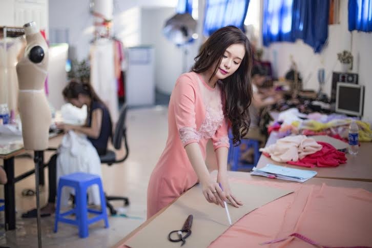 NTK Trang Cherry bận rộn chuẩn bị cho bộ sưu tập Golden Feathers