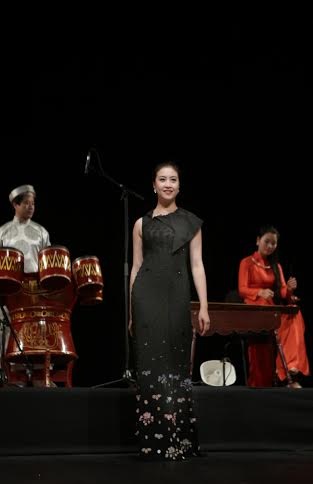 Thời trang Việt “hút hồn” người Pháp với bộ sưu tập áo dài cách tân - 12 Áo dài cách tân trong nền nhạc dân tộc Việt Nam tại Pháp tạo nên sự mới lạ, độc đáo trong đêm diễn