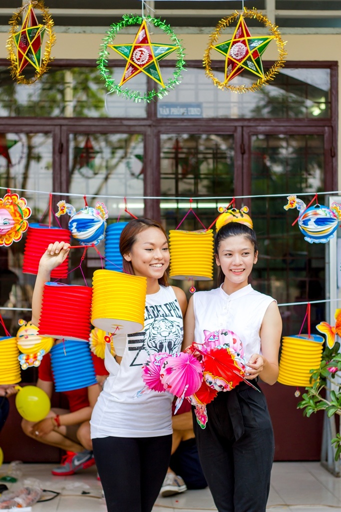 Khánh Vân san sẻ niềm vui trung thu - 2 TK