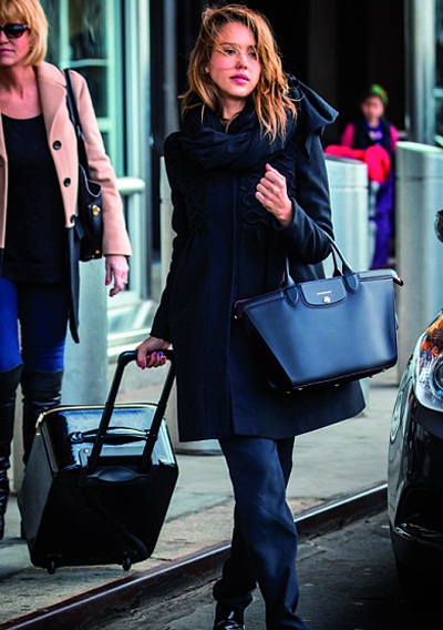 Cơn sốt mới trong BST mùa thu Longchamp 2014 - 5 Jessica Alba khỏe khoắn cùng Le Pliage Héritage màu đen