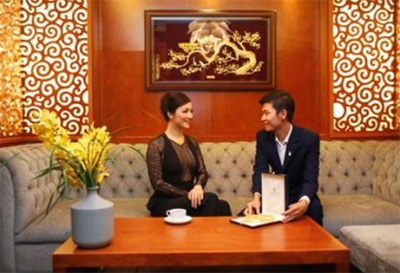 Giáng My quý phái với trang sức vàng Prima Gold - 2 Giáng My đang được nhân viên Prima Gold tại Lê Lợi Boutique tư vấn