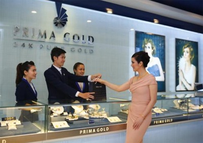 Giáng My quý phái với trang sức vàng Prima Gold - 3 Giáng My đang được nhân viên Prima Gold tại Lê Lợi Boutique tư vấn
