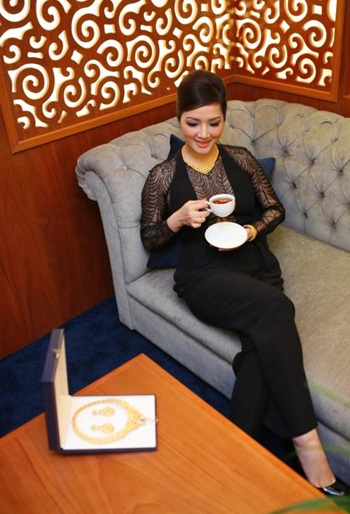 Giáng My quý phái với trang sức vàng Prima Gold - 4 Giáng My đang được nhân viên Prima Gold tại Lê Lợi Boutique tư vấn