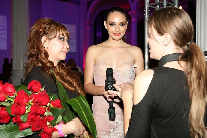 Quỳnh Paris được mời báo nước ngoài phỏng vấn ở Los Angeles.